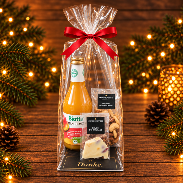 Klaussack mit 60 g Bruchschokolade von der Genussbäckerei Lichtensteiger, Stolli Premium-Nüssen und Biotta Mango Mix – Weihnachtsgeschenk für Mitarbeitende und Kunden von André Probst, Andre’s Superfood.