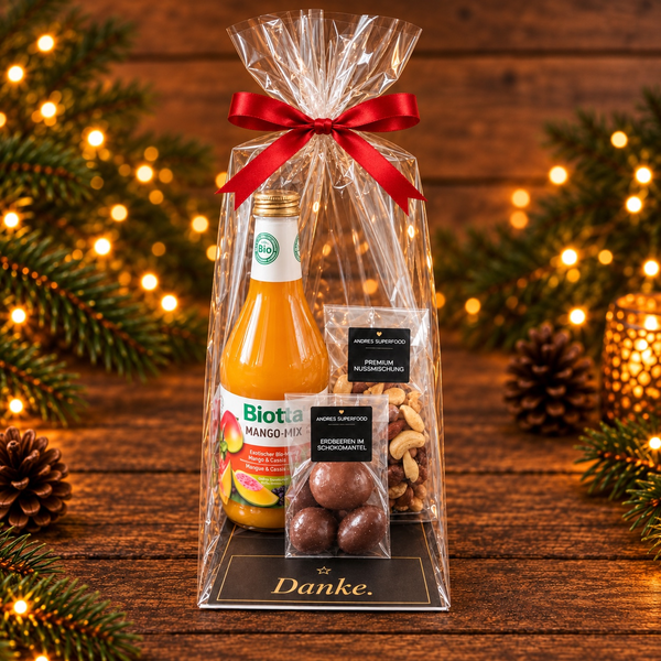 Klaussack von Andre’s Superfood mit 60 g Erdbeeren im Schokomantel, Premium-Nussmischung und Biotta Mango Mix – Weihnachtsgeschenk für Mitarbeitende und Kunden.